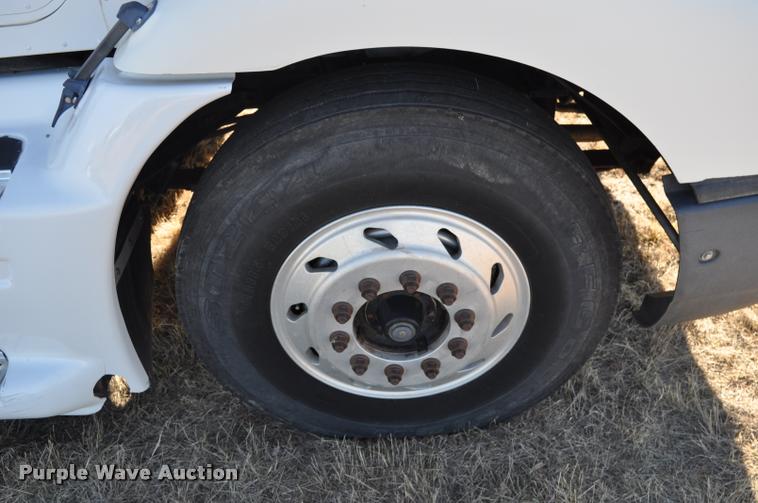 image for item L4999 1995 International 9200 semi truck