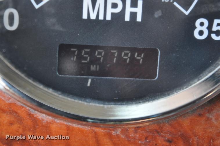 image for item L4999 1995 International 9200 semi truck