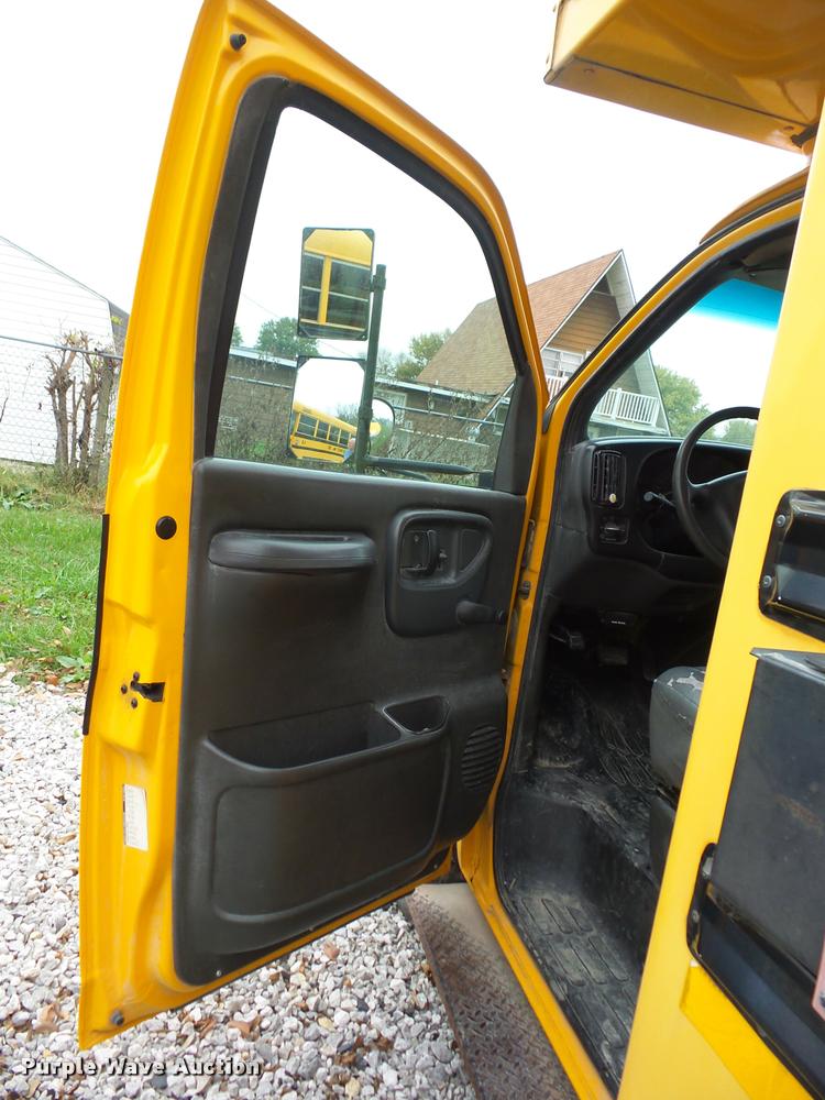 image for item AG9161 2002 Chevrolet Express G3500 school bus