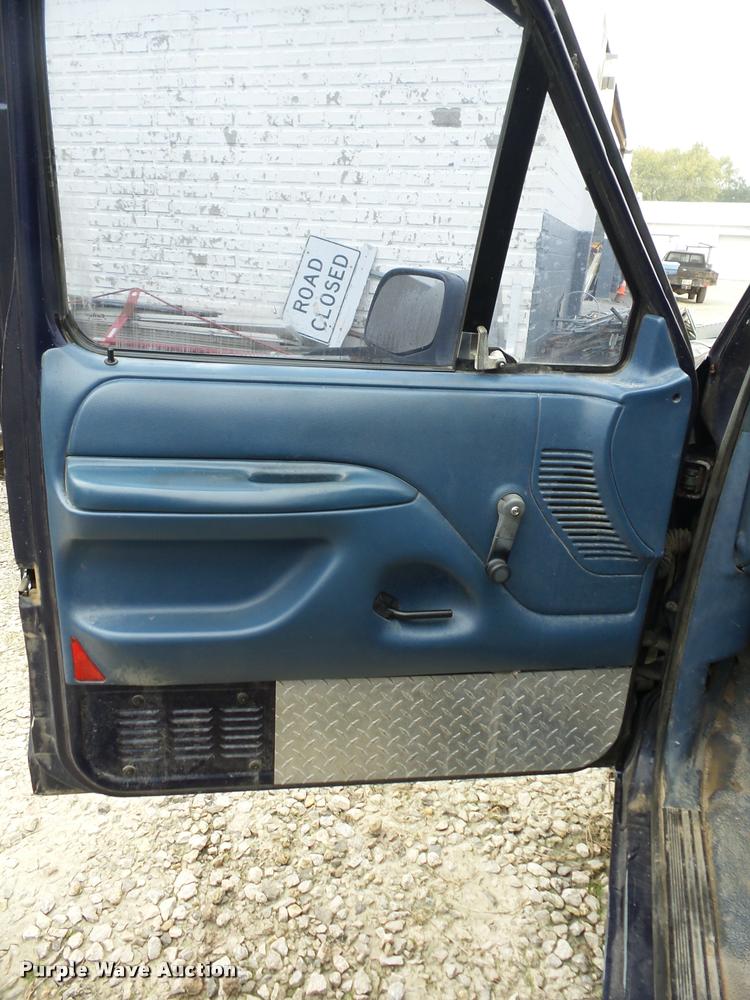 image for item AG9163 1994 Ford F150 pickup truck