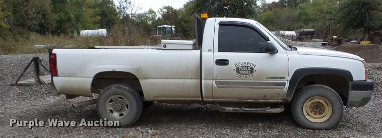 image for item AG9347 2004 Chevrolet Silverado 2500HD pickup truck