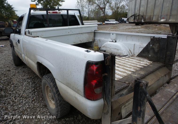 image for item AG9347 2004 Chevrolet Silverado 2500HD pickup truck