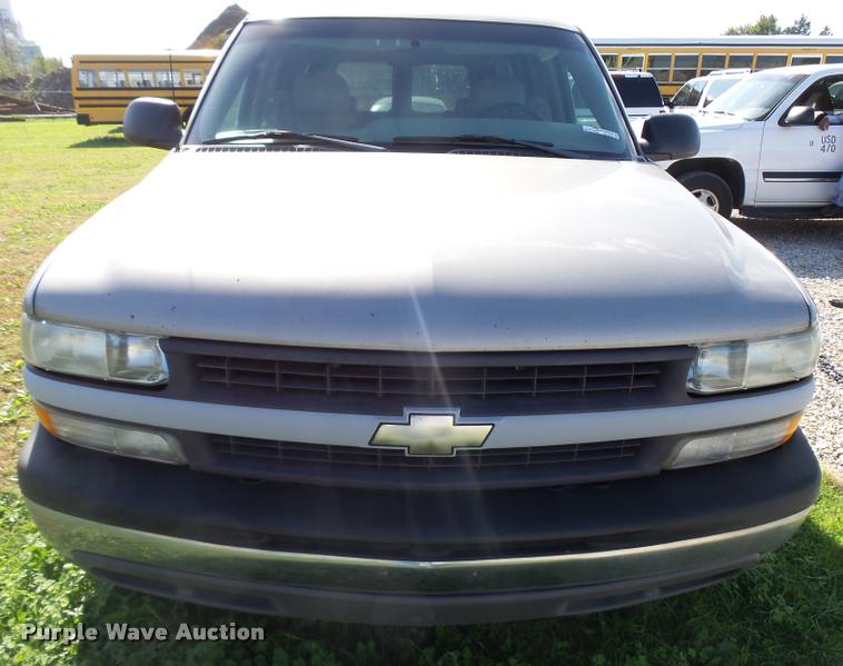 image for item AH9825 2001 Chevrolet Suburban C1500 SUV