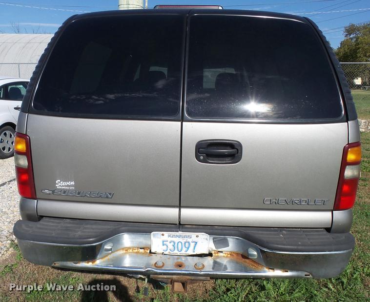 image for item AH9825 2001 Chevrolet Suburban C1500 SUV