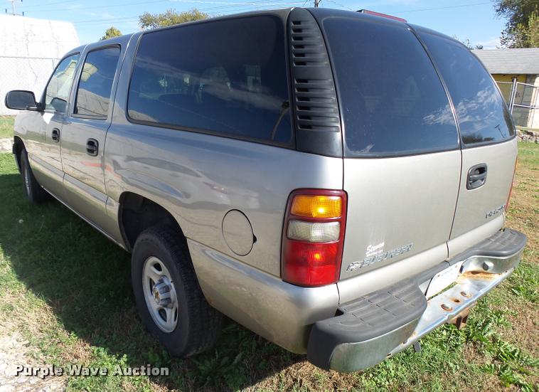 image for item AH9825 2001 Chevrolet Suburban C1500 SUV