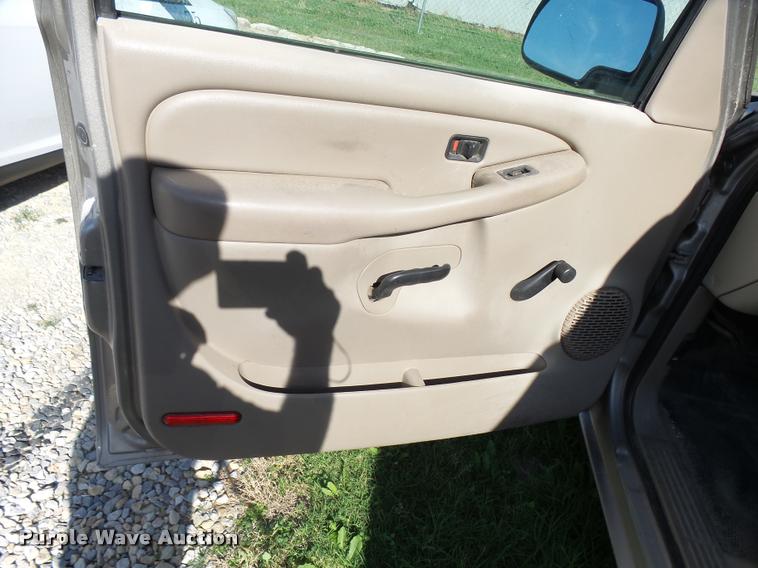 image for item AH9825 2001 Chevrolet Suburban C1500 SUV