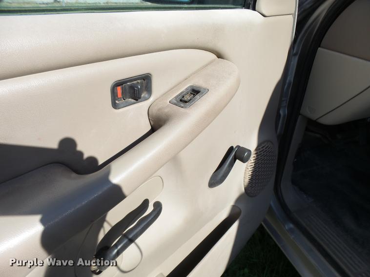 image for item AH9825 2001 Chevrolet Suburban C1500 SUV