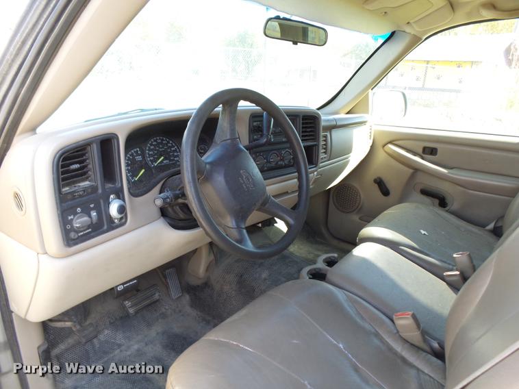 image for item AH9825 2001 Chevrolet Suburban C1500 SUV