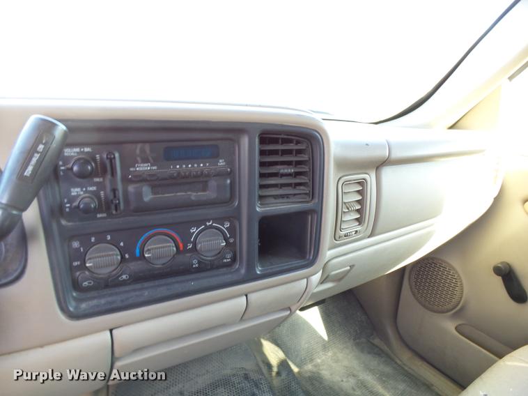 image for item AH9825 2001 Chevrolet Suburban C1500 SUV