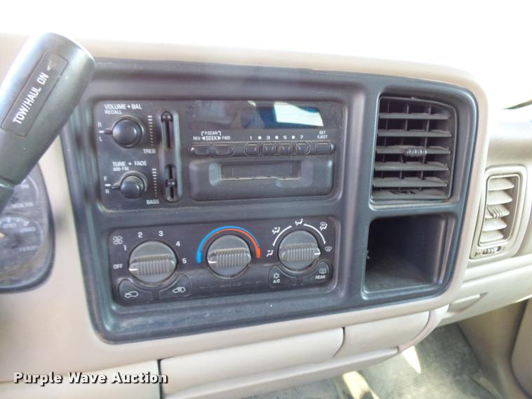 image for item AH9825 2001 Chevrolet Suburban C1500 SUV