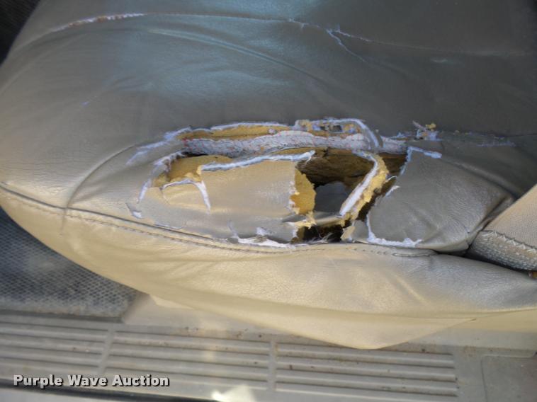 image for item AH9825 2001 Chevrolet Suburban C1500 SUV