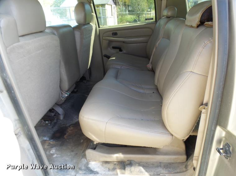 image for item AH9825 2001 Chevrolet Suburban C1500 SUV