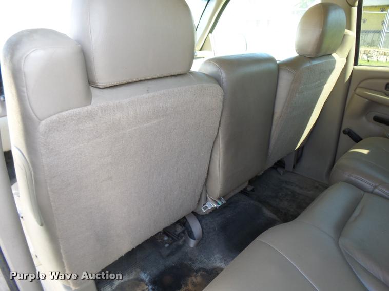 image for item AH9825 2001 Chevrolet Suburban C1500 SUV