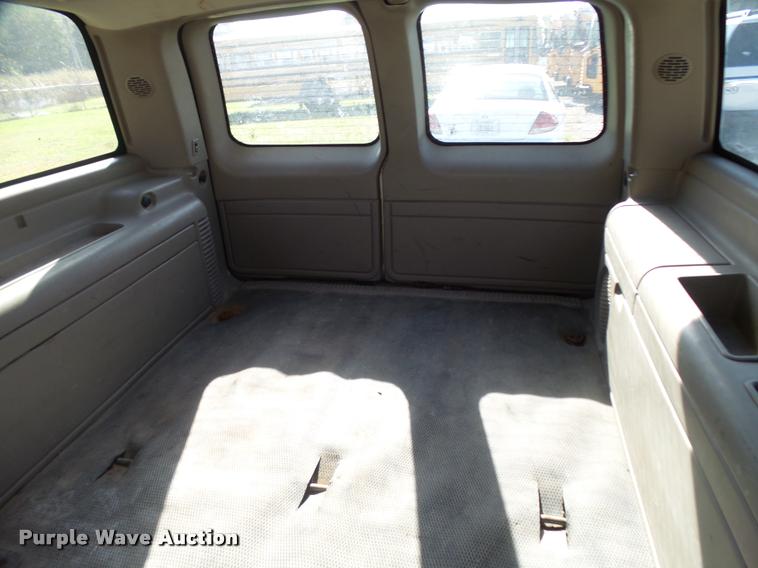 image for item AH9825 2001 Chevrolet Suburban C1500 SUV