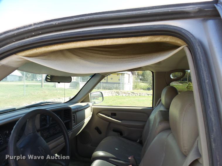 image for item AH9825 2001 Chevrolet Suburban C1500 SUV