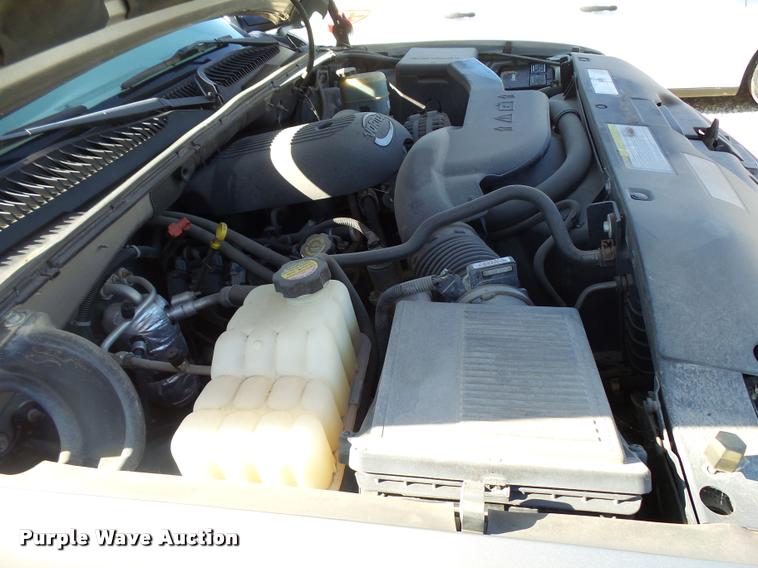 image for item AH9825 2001 Chevrolet Suburban C1500 SUV