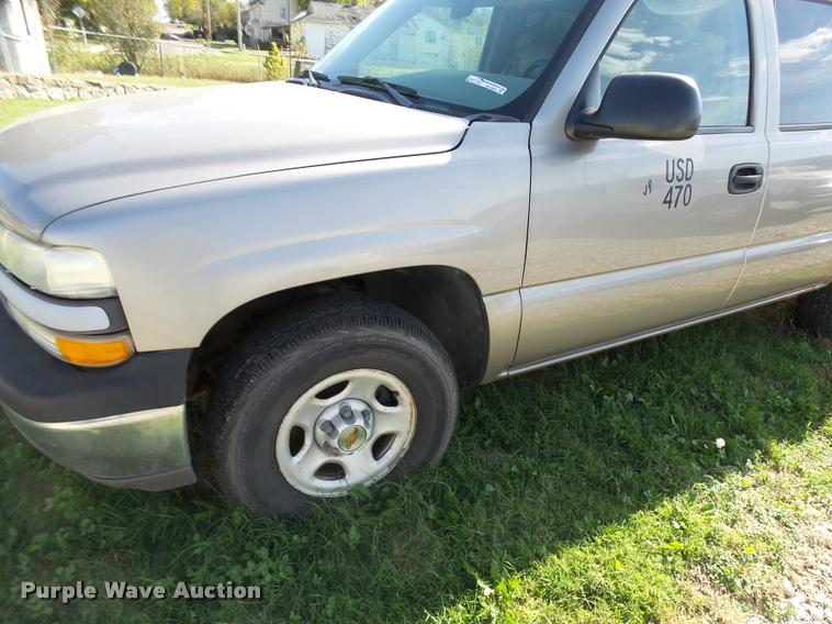 image for item AH9825 2001 Chevrolet Suburban C1500 SUV