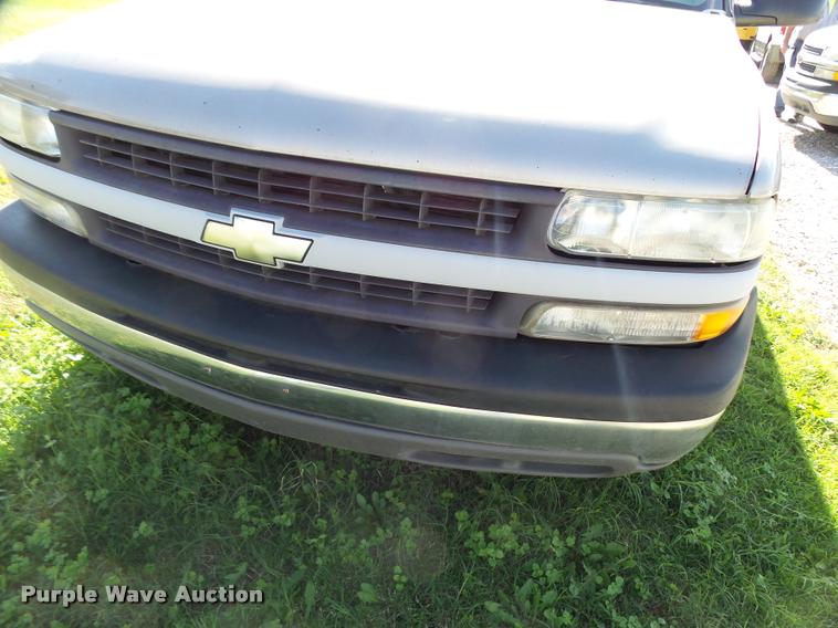 image for item AH9825 2001 Chevrolet Suburban C1500 SUV