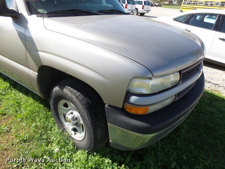 image for item AH9825 2001 Chevrolet Suburban C1500 SUV