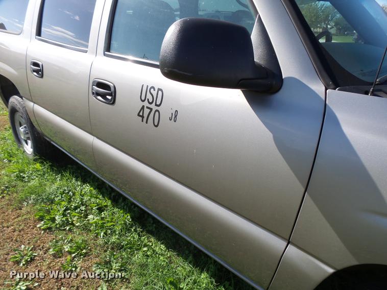 image for item AH9825 2001 Chevrolet Suburban C1500 SUV