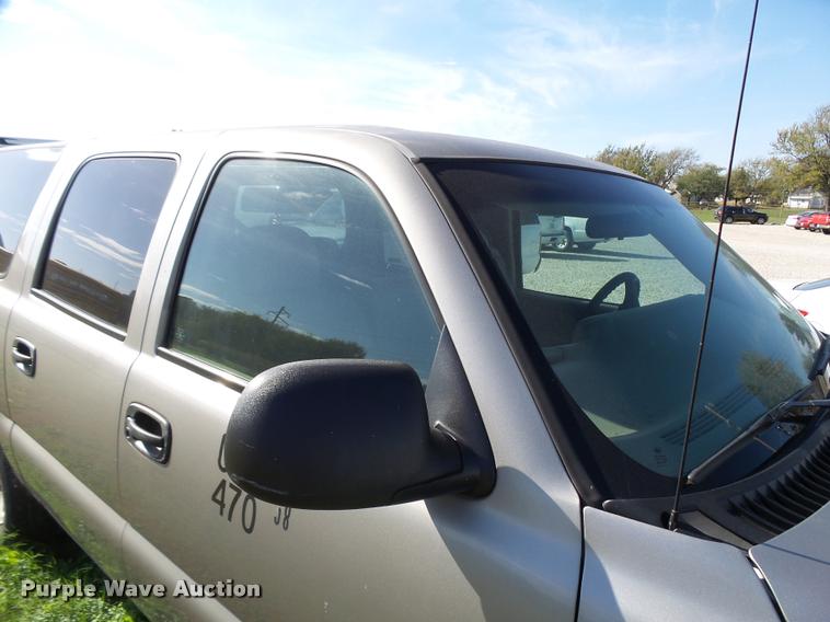 image for item AH9825 2001 Chevrolet Suburban C1500 SUV