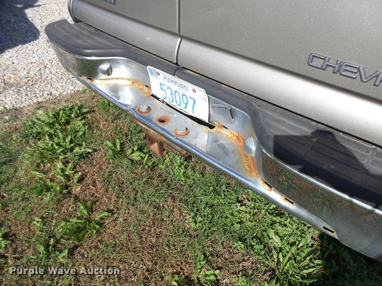 image for item AH9825 2001 Chevrolet Suburban C1500 SUV