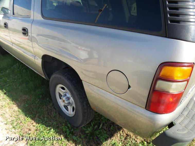 image for item AH9825 2001 Chevrolet Suburban C1500 SUV