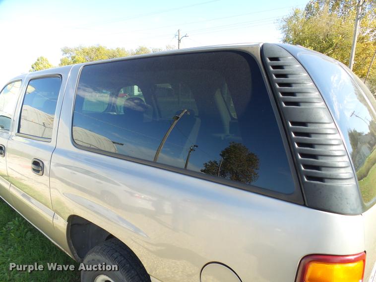 image for item AH9825 2001 Chevrolet Suburban C1500 SUV