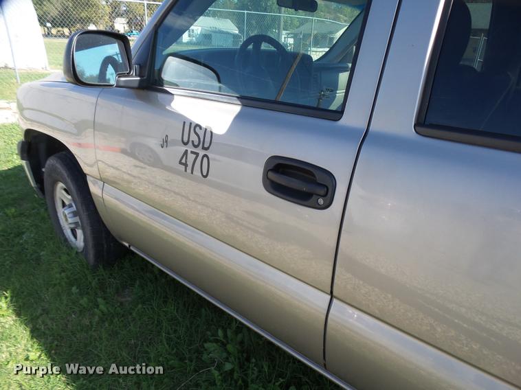 image for item AH9825 2001 Chevrolet Suburban C1500 SUV