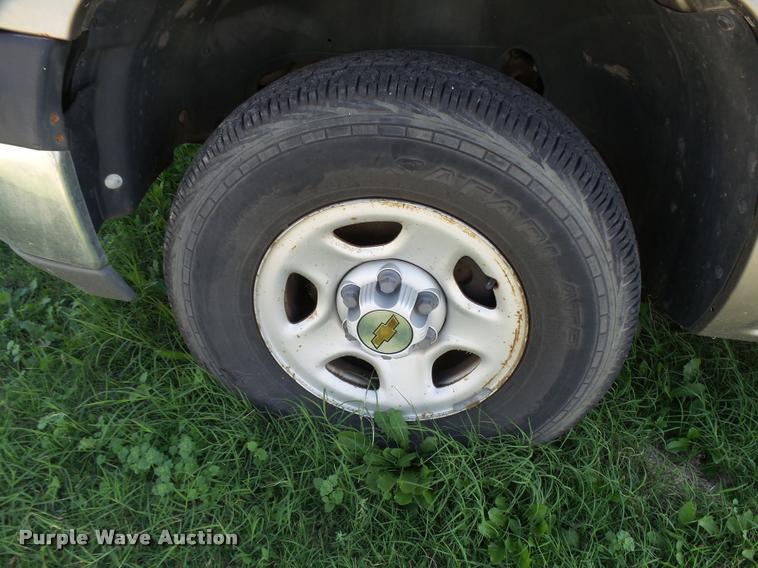 image for item AH9825 2001 Chevrolet Suburban C1500 SUV