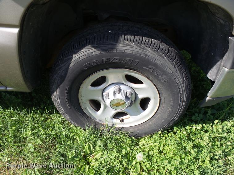 image for item AH9825 2001 Chevrolet Suburban C1500 SUV