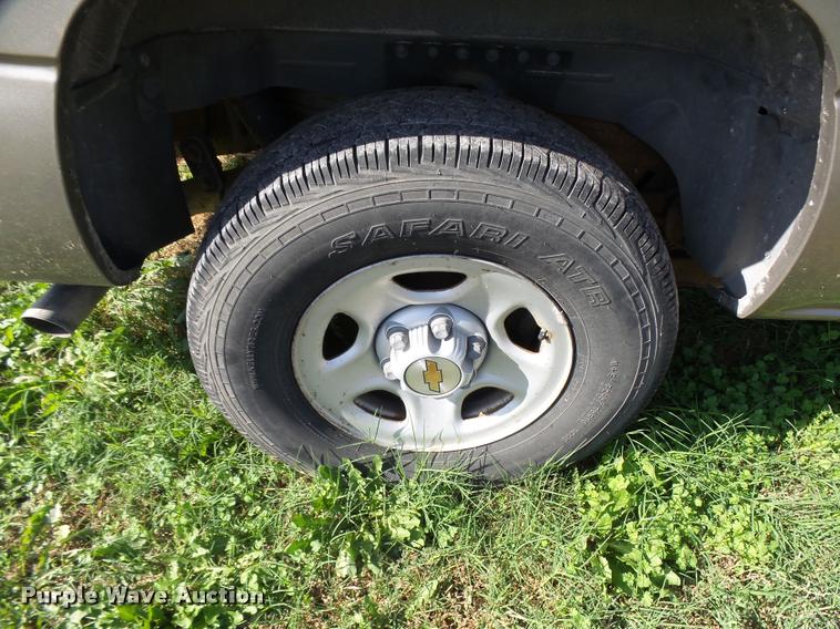 image for item AH9825 2001 Chevrolet Suburban C1500 SUV