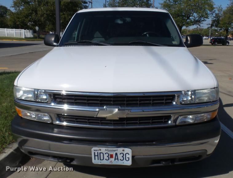 image for item AV9855 2003 Chevrolet Suburban SUV