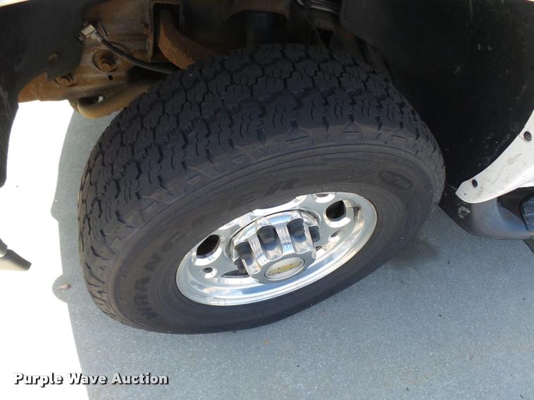 image for item AV9855 2003 Chevrolet Suburban SUV