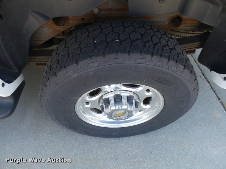 image for item AV9855 2003 Chevrolet Suburban SUV