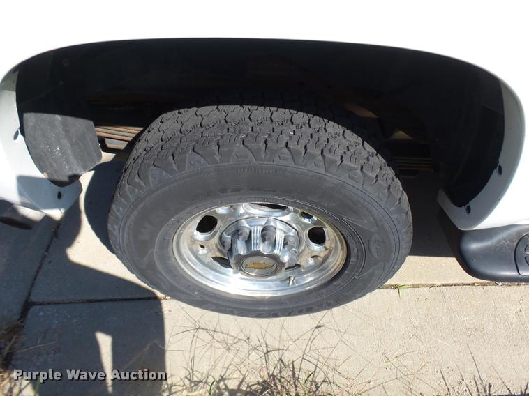 image for item AV9855 2003 Chevrolet Suburban SUV