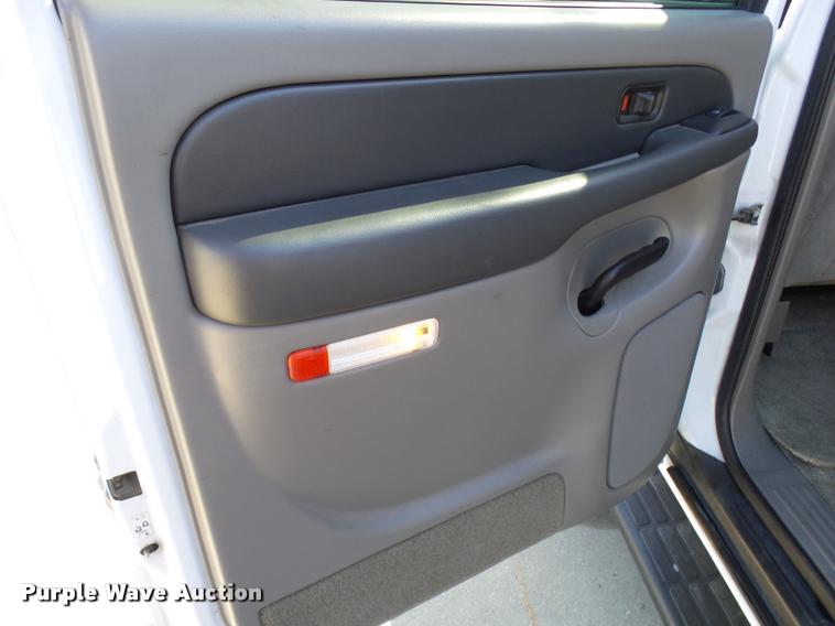 image for item AV9855 2003 Chevrolet Suburban SUV