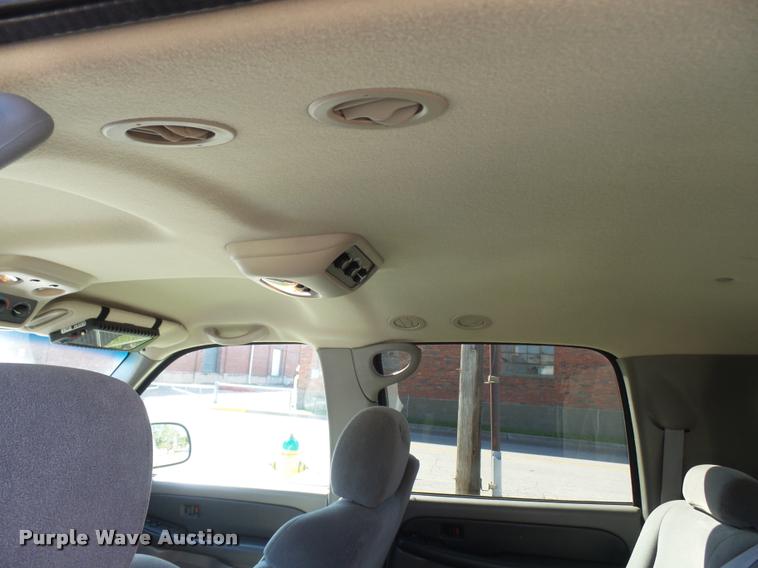 image for item AV9855 2003 Chevrolet Suburban SUV