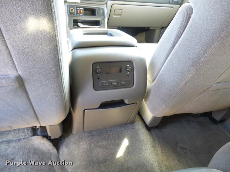 image for item AV9855 2003 Chevrolet Suburban SUV