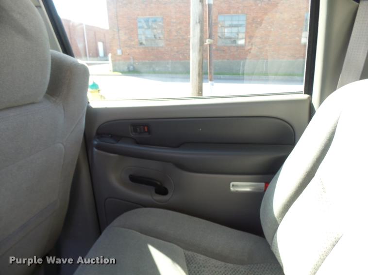 image for item AV9855 2003 Chevrolet Suburban SUV