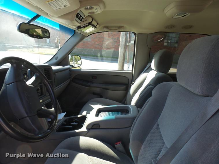 image for item AV9855 2003 Chevrolet Suburban SUV