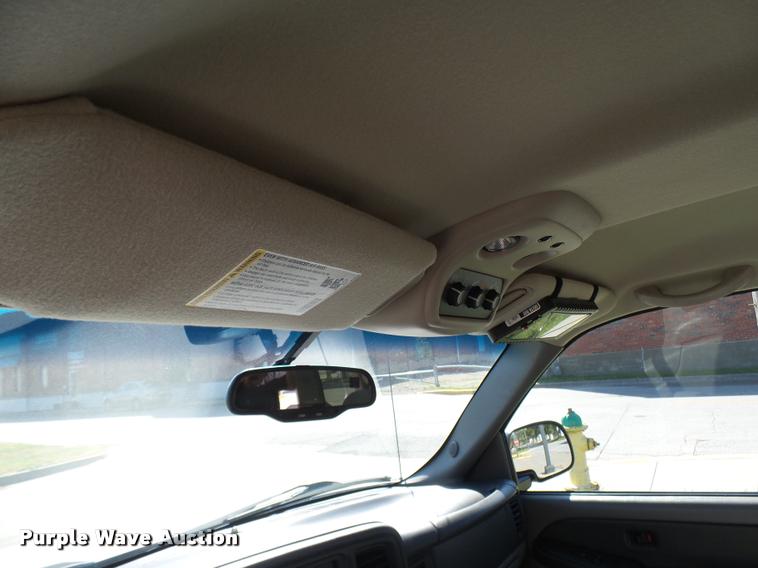 image for item AV9855 2003 Chevrolet Suburban SUV