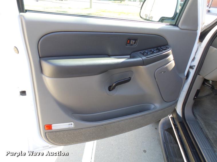 image for item AV9855 2003 Chevrolet Suburban SUV