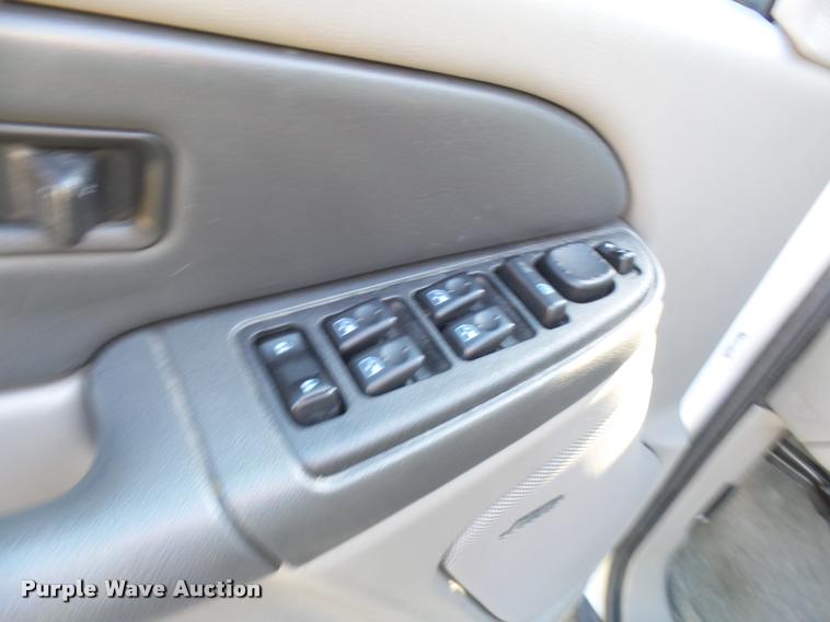 image for item AV9855 2003 Chevrolet Suburban SUV