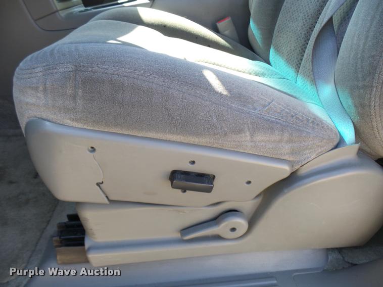 image for item AV9855 2003 Chevrolet Suburban SUV