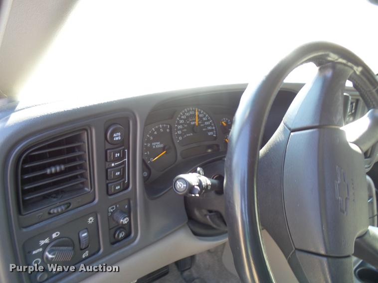 image for item AV9855 2003 Chevrolet Suburban SUV