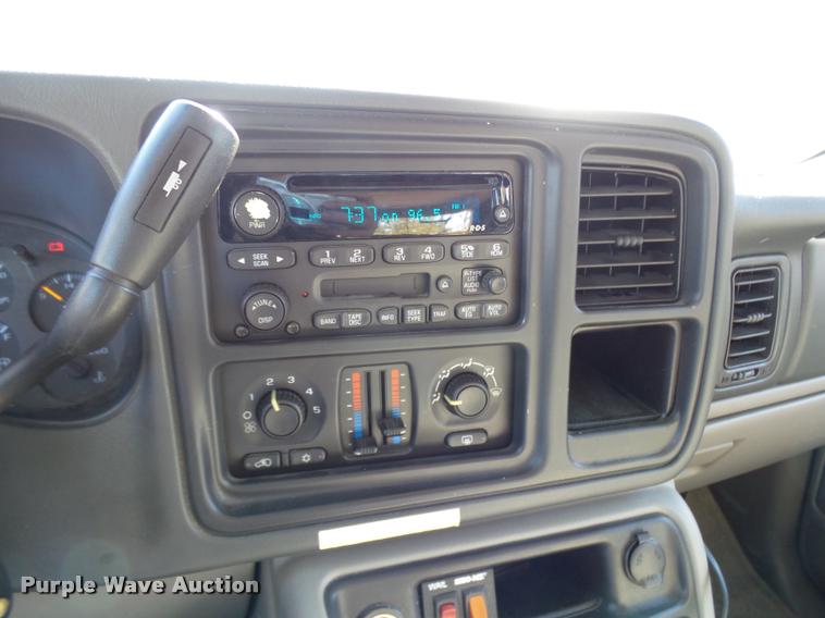 image for item AV9855 2003 Chevrolet Suburban SUV