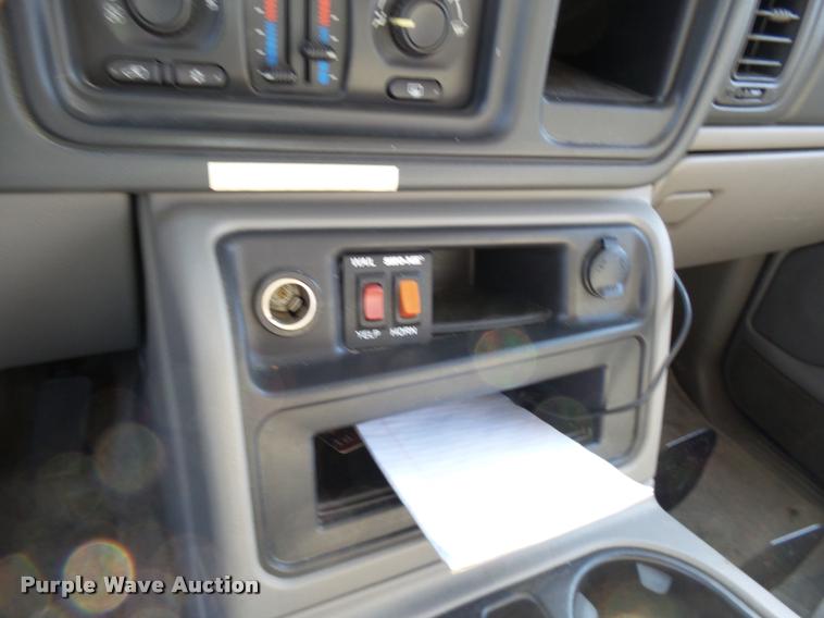 image for item AV9855 2003 Chevrolet Suburban SUV