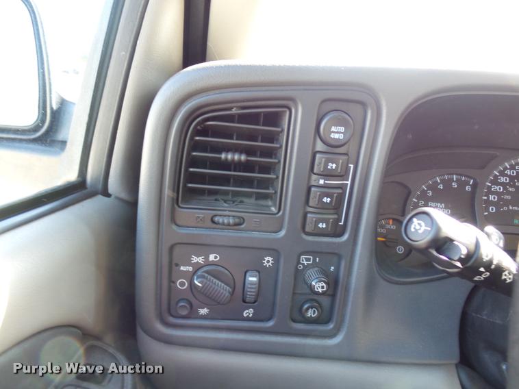 image for item AV9855 2003 Chevrolet Suburban SUV