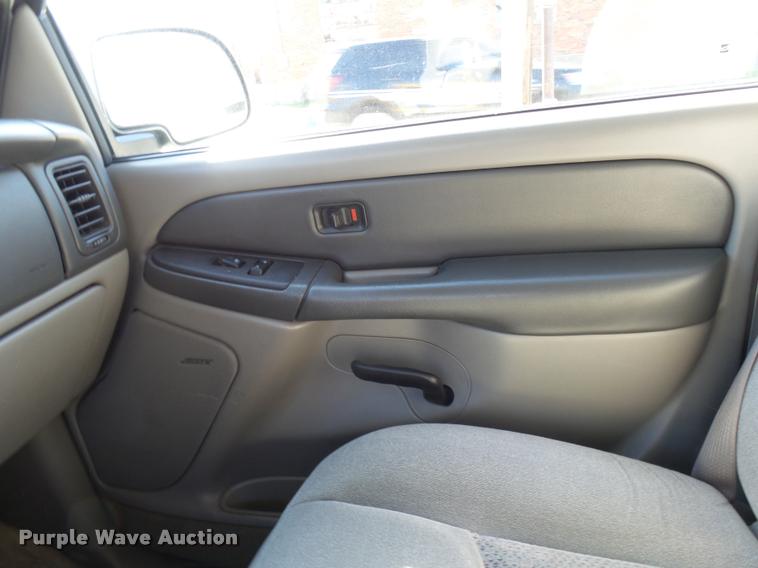 image for item AV9855 2003 Chevrolet Suburban SUV